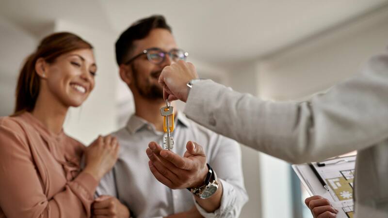 El Gobierno confirma una ayuda de hasta 30.000 euros para jóvenes menores de 35 años que compren vivienda protegida con opción a compra.