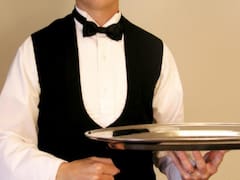 Qué significa que una persona ayude a los mozos a recoger los platos, según la psicología