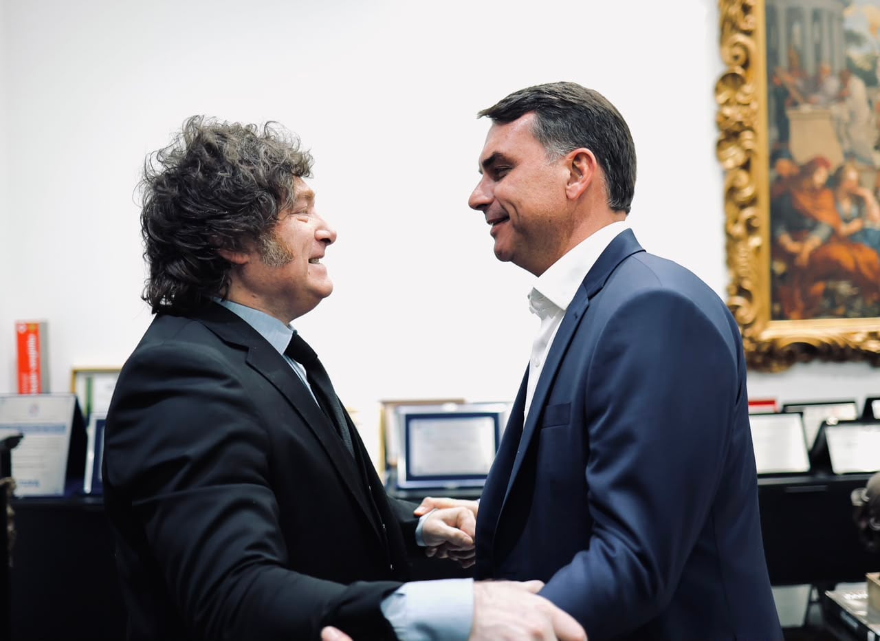 Javier Milei recibiendo la camiseta número 10 de Brasil junto a autoridades en visita oficial