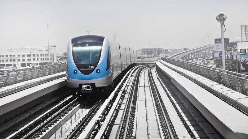 La construcción de este sistema ha sido un proyecto colosal, con un impacto significativo en la economía y el empleo local.