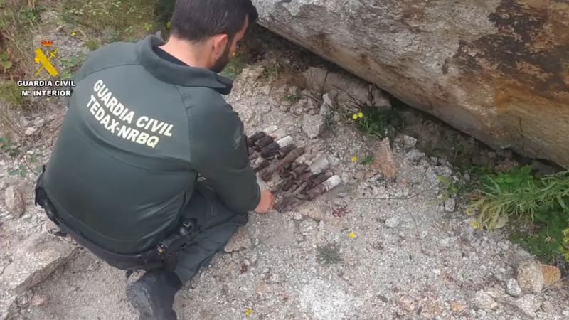 La Guardia Civil y TEDAX actúan tras hallazgo en un trastero. Fuente: Guardia Civil.