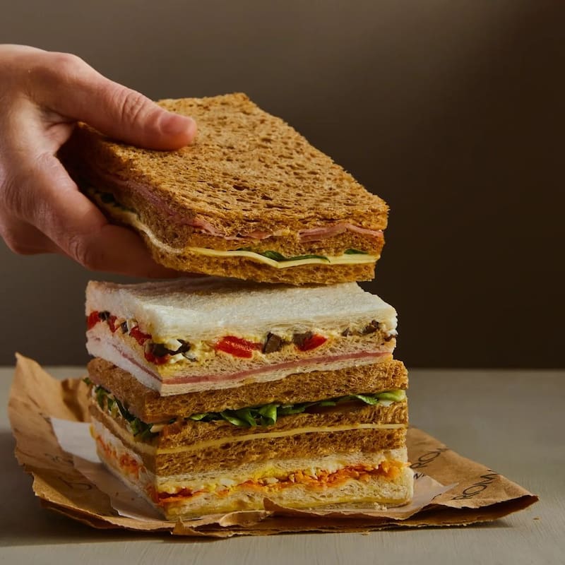 Los sándwiches de miga combinan tradición y calidad en cada bocado, usando los mejores ingredientes (Fuente: @romapanedolci / Instagram)