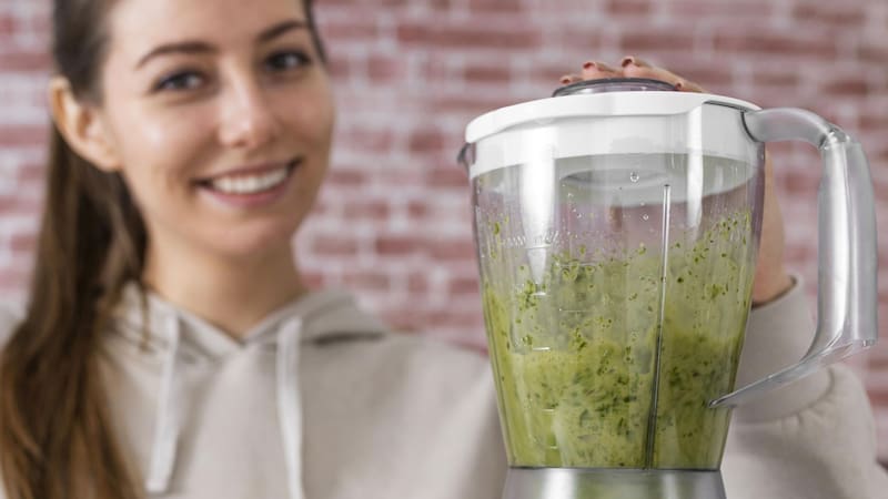 Este batido proteico lleva solo 6 ingredientes y es muy sencillo de preparar.