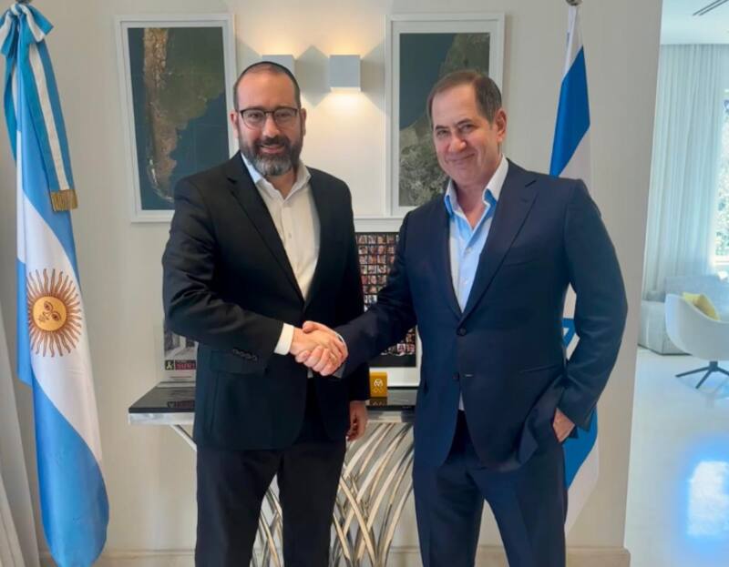 El embajador Axel Wahnish junto al cofundador de la Fundación Premio Genesis, Stan Polovets