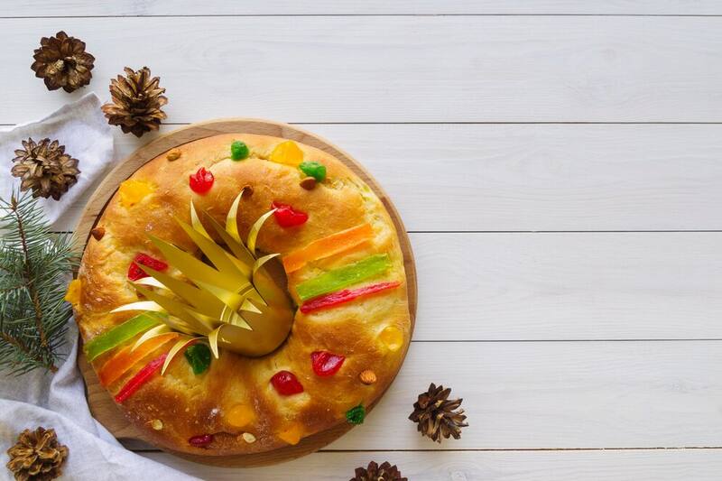 La Rosca de Reyes suele incluir un pequeño muñeco que trae bendiciones para quien lo recibe. Foto: Freepik