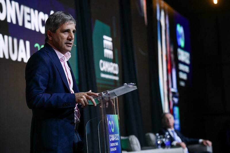El ministro de Economía, Luis Caputo durante su presentación en la Convención Anual de la Cámara Argentina de la Construcción (Camarco).
