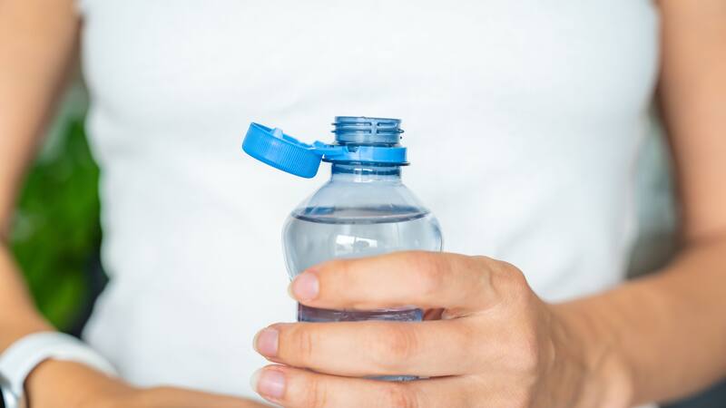 El fin de las botellas de plástico tradicionales: así serán a partir de 2025.