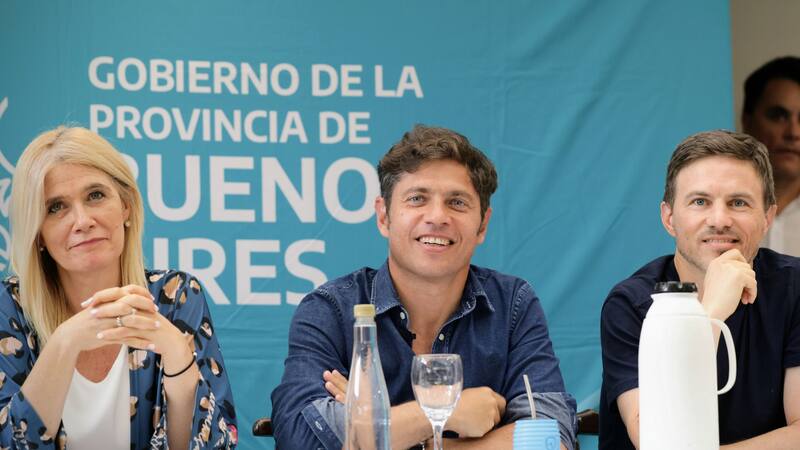 Axel Kicillof junto a la vicegobernadora Verónica Magario y el ministro Augusto Costa