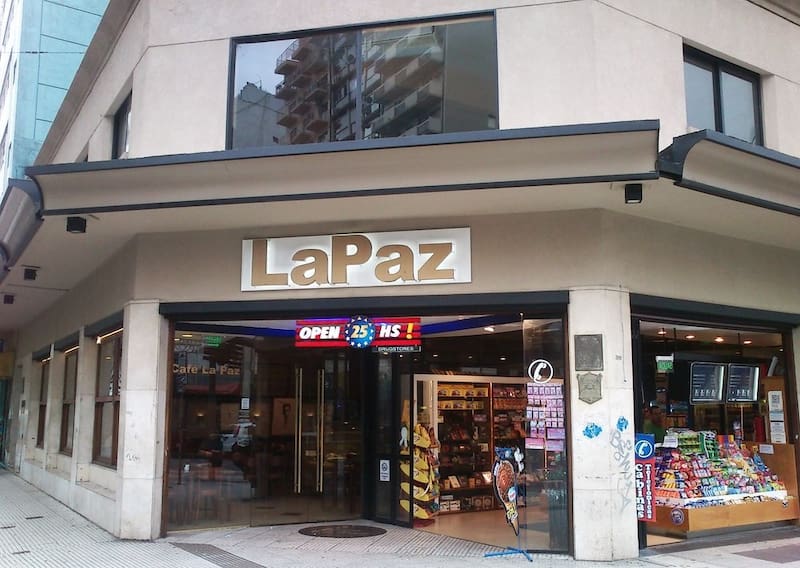 Desde el cierre, ya no está más el kiosco Open 25 hs! que funcionaba próximo a Café La Paz.