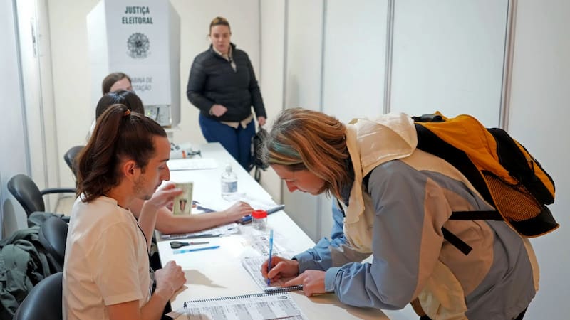 Ciudadanos de Brasil emiten su voto en la Embajada de Buenos Aires, para las elecciones presidenciales 2022.