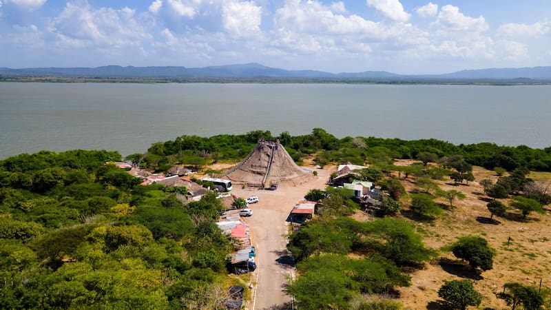 El Volcán del Totumo, ubicado cerca de Cartagena, Colombia, ofrece una experiencia única de bienestar con su lodo terapéutico y aguas cálidas, rodeado de paisajes naturales que invitan a la relajación.