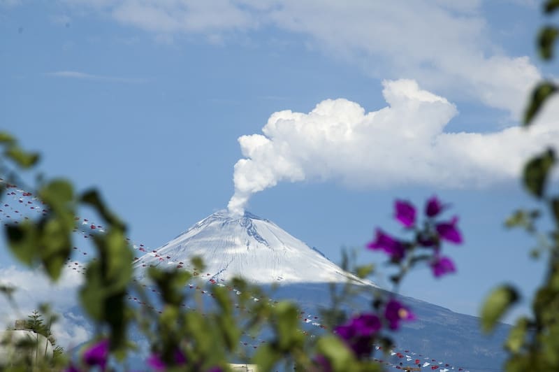 El pueblo de Huejotzingo en el Estado de Puebla ofrece impresionantes vistas al volcán Popocatépetl. Incluso, la localidad cuenta con vías de evacuación en caso de erupción. Foto: Pixabay