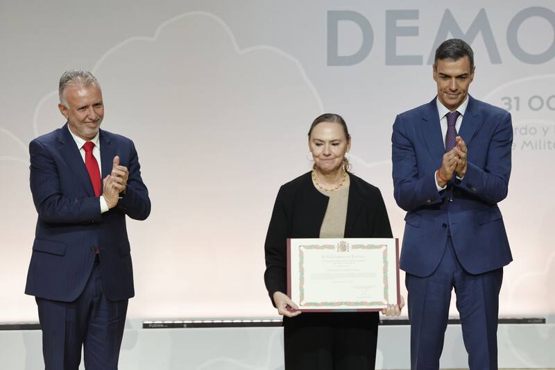 Pedro Sánchez entregó un reconocimiento en nombre de Federico García Lorca a su sobrina, Laura García Lorca. (Fuente: EFE / Sergio Pérez)