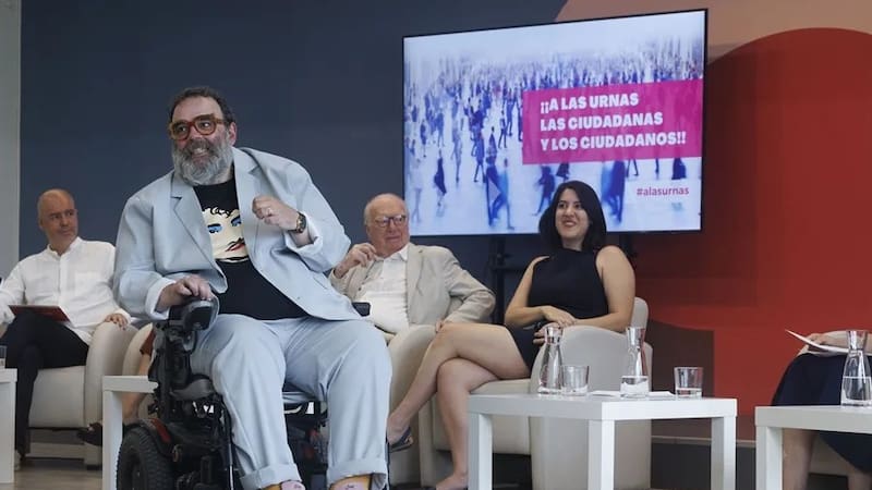 El escritor y guionista Bob Pop confirma que valora presentarse a la alcaldía de Barcelona con los Comuns.