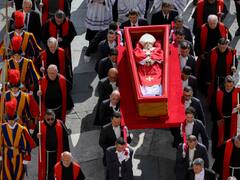 Los videos del adiós eterno al papa Francisco: millones de creyentes lloran al Santo Padre en el Vaticano