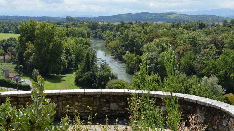 Este pueblo destaca por su patrimonio medieval y su entorno natural bien conservado.