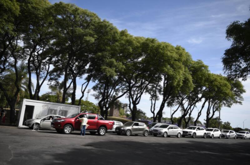 Fila de autos para hisopados en Montevideo - Xinhua