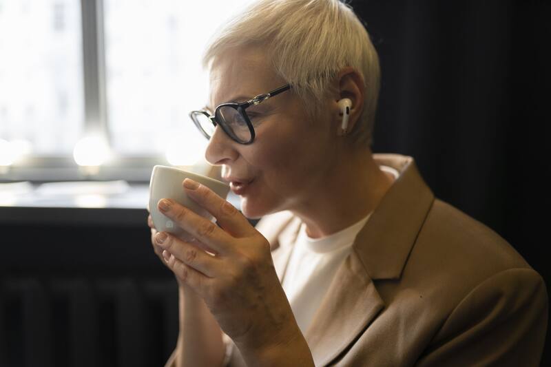 Tomar más de tres tazas de café al día está relacionado con un deterioro cognitivo más acelerado en personas mayores de 60 años. (Foto: Freepik)