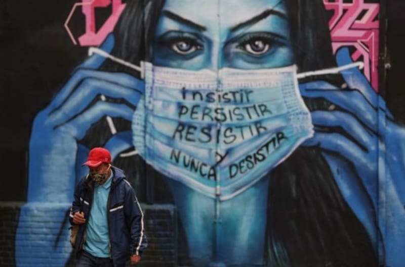 Coronavirus y mural en Bogotá - Archivo