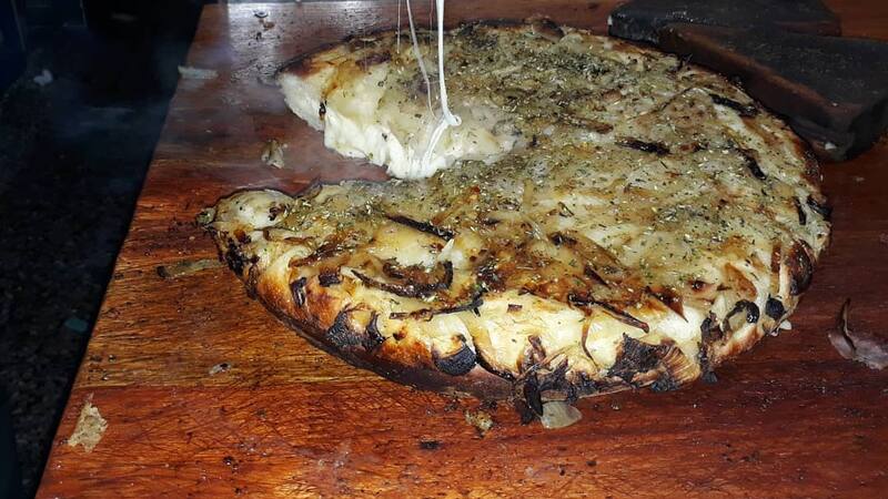 En Villa Pueyrredón, una pizzería destaca por su especialidad en fugazzeta rellena y porciones al corte.