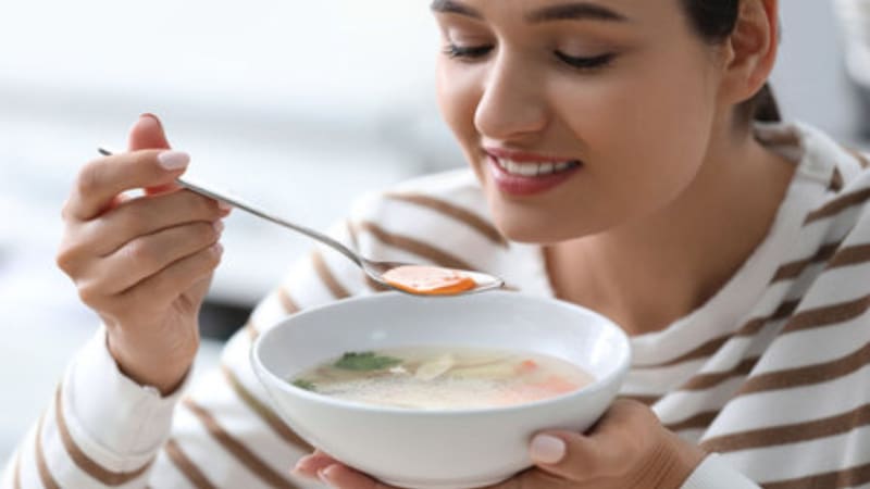 El caldo de huesos puede ayudar a fortalecer las articulaciones y reducir el dolor articular debido a su alto contenido de colágeno y gelatina. (Foto: Freepik)