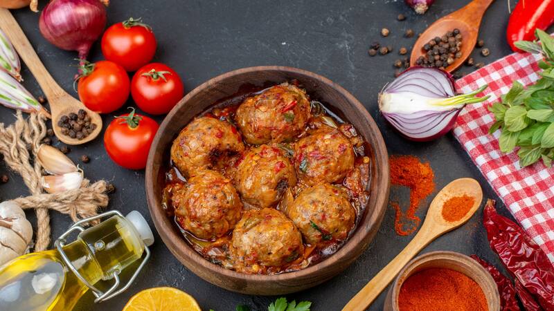 El truco de la botella: así puedes darle forma a las albóndigas sin ensuciarte las manos.