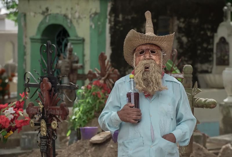 Los huehuentones abren la celebración del Día de Muertos el 27 de octubre en Huautla de Jiménez. El pueblo de Oaxaca despide a sus difuntos con danza, música y fuegos artificiales. Foto: Instagram @elpatadeperromx