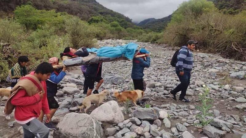 El joven, con fractura de fémur, fue bajado en camilla desde Anfama hasta El Siambón. El viaje duró 8 horas.