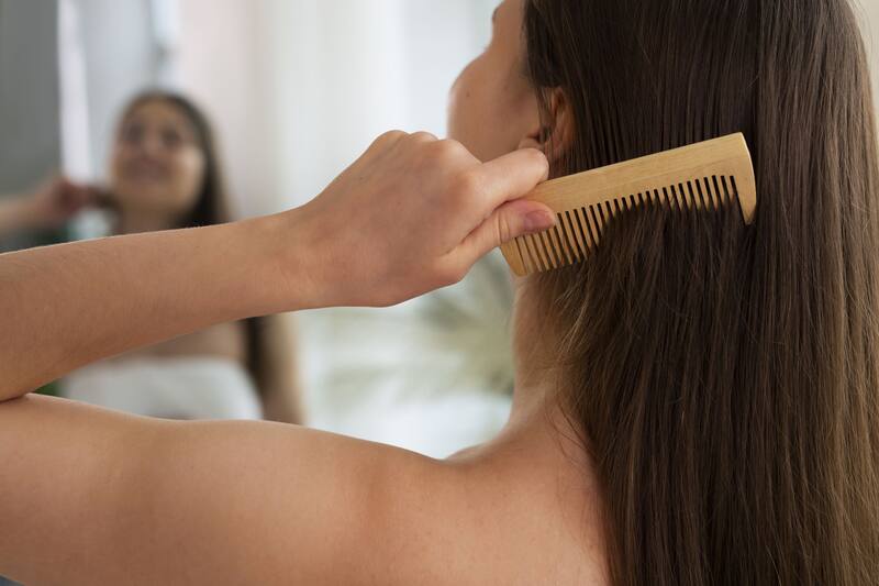 Un cuidado adecuado del cabello es esencial para mantenerlo saludable y sin frizz. (Archivo)
