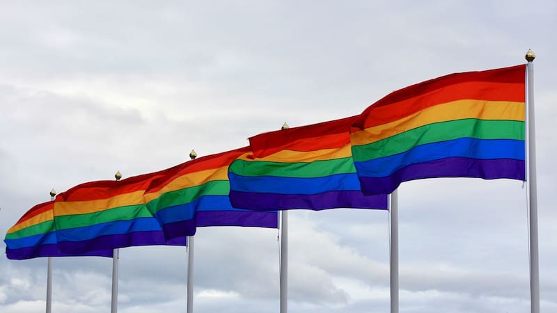 La bandera LGBTIQ+ es un símbolo internacional que nació en Estados Unidos.