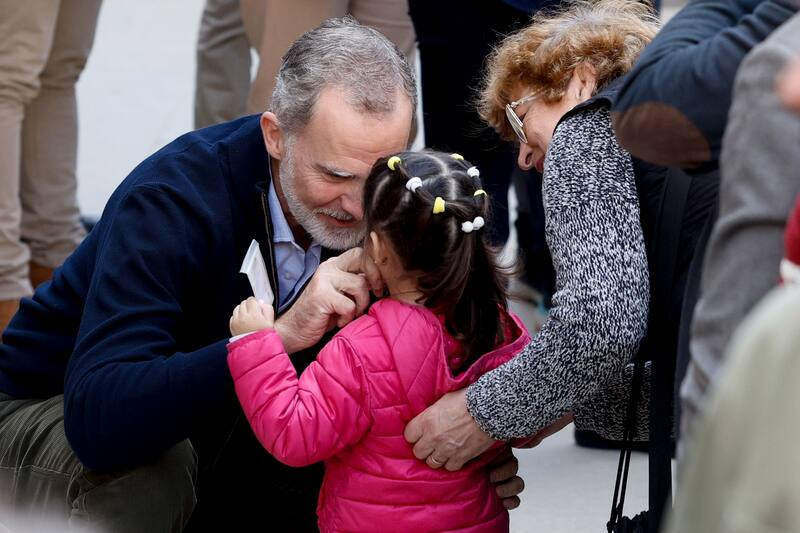 El rey Felipe con una niña durante su visita a la localidad valenciana de Chiva este martes. EFE/ Kai Försterling