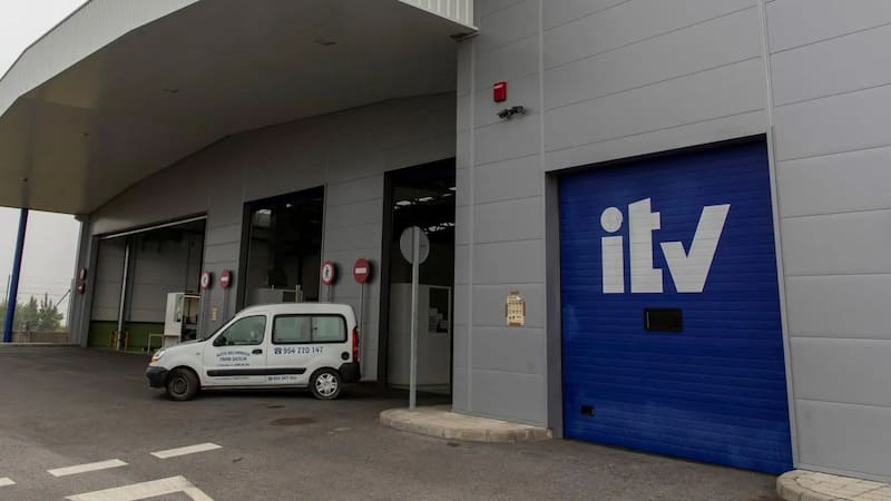 Buenas noticias para los conductores: ya no tendrán que pasar la ITV si su coche está en este listado. Foto: EFE