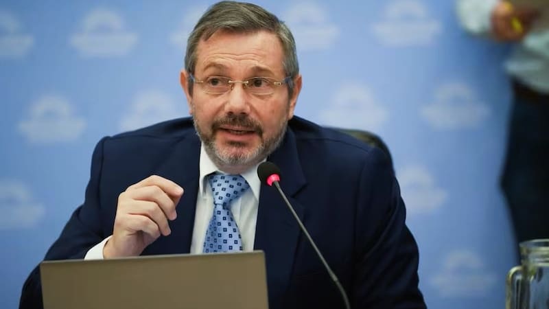 El titular de ANSES Mariano de los Heros confirmó el bono para jubilados y pensionados, sin aumentos durante 2025