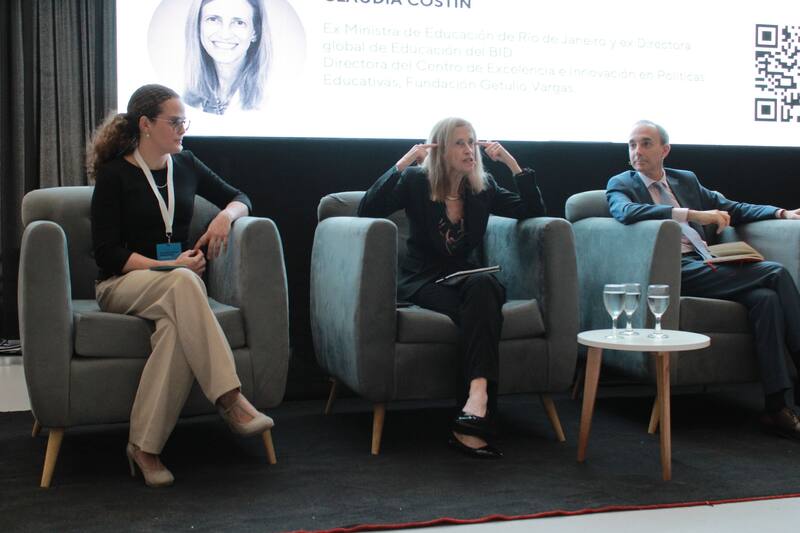María Brown Pérez, exministra de Educación de Ecuador; Claudia Costín, secretaria de Educación de la ciudad de Río de Janeiro y el doctor Carlos Torrendell