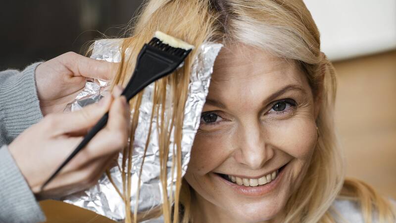 Los tintes sin amoniaco, como el mencionado, son menos agresivos para el cabello.