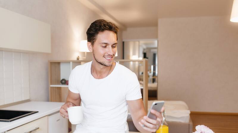 La migración extranjera es uno de los factores que impulsan el aumento de los hogares unipersonales en el país.