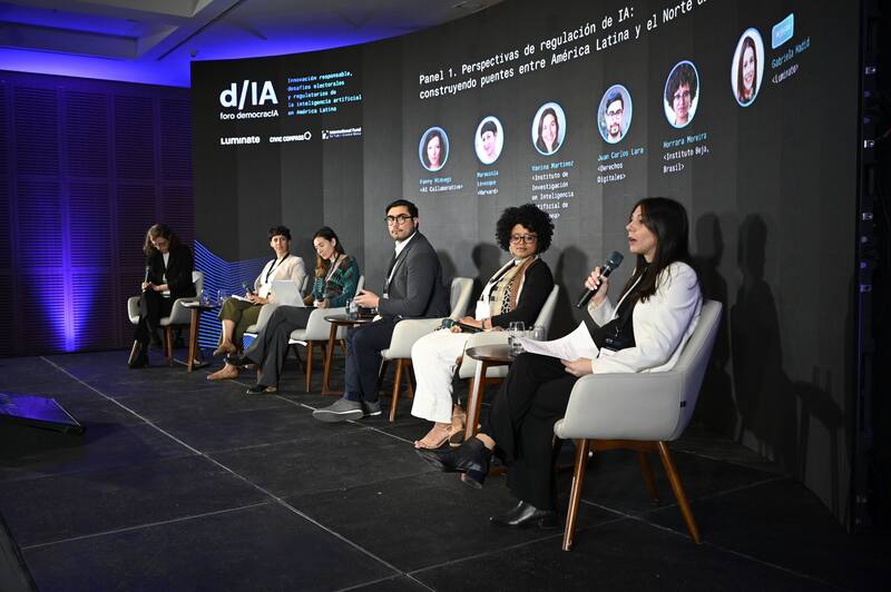 Lévesque (de blanco, la segunda contando desde la izquierda) participó en un panel que exploró experiencias regulatorias de la inteligencia artificial en América latina, los Estados Unidos, Canadá y Europa para incorporar lecciones aprendidas a las necesidades y contextos específicos de la región. (Imagen: gentileza DemocracIA).