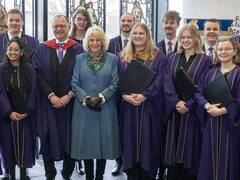 La reina Camila fue fotografiada sin el rey Carlos III: estaba muy bien acompañada