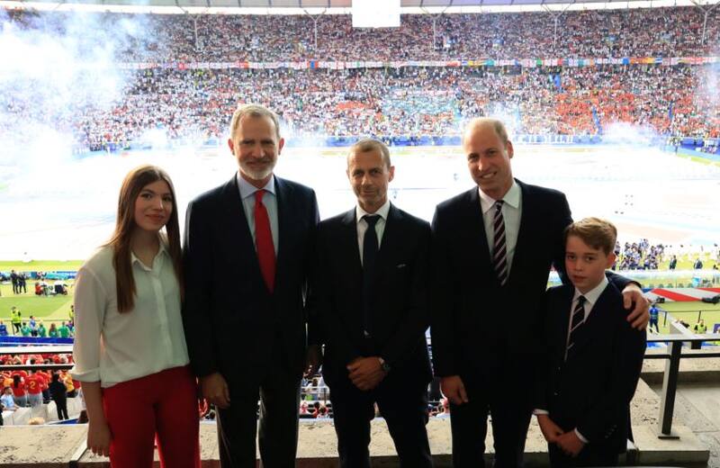 El rey Felipe junto a la infanta Sofía junto al Príncipe de Gales y el Príncipe George en la final. (Foto: X: @CasaReal).