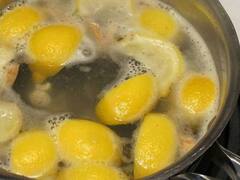 Mezclar bicarbonato de sodio con cáscaras de limón: para qué sirve y por qué recomiendan hacerlo