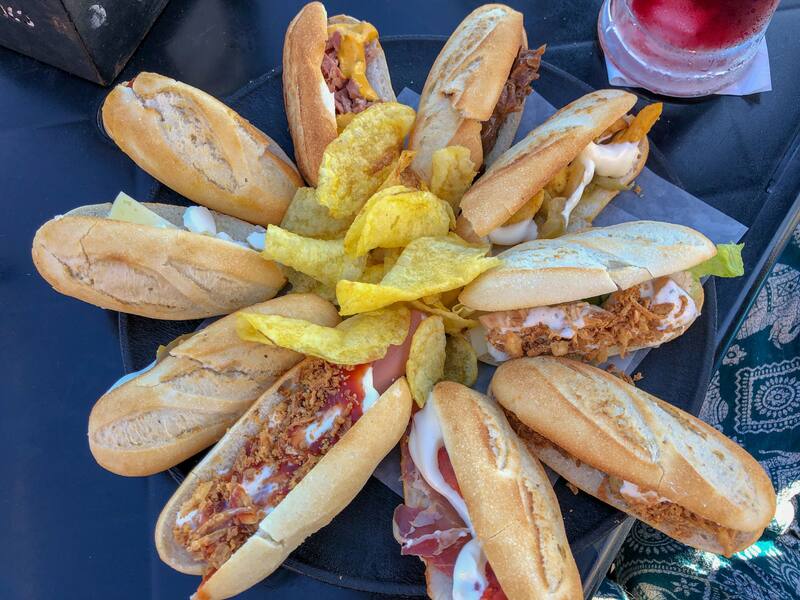 Plato de montaditos y jarra de cerveza, en un establecimiento de la cadena 100 Montaditos, en Madrid. (Imagen: Wikimmedia Commons / Trubble)