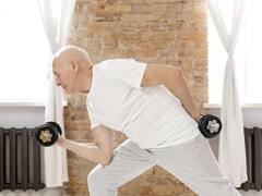 Los 3 ejercicios fundamentales para ganar músculo en los brazos después de los 50 años