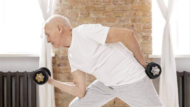 Después de los 50 años, realizar ejercicios de fuerza específicos ayuda a mantener y ganar músculo en los brazos.