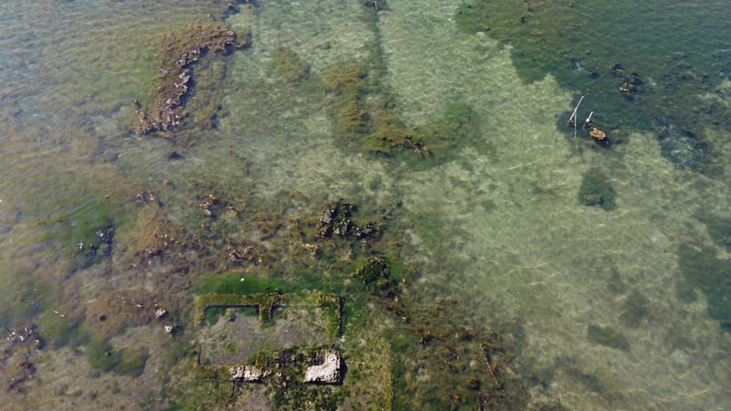 La "Atlantis romana" existe: una antigua villa que había estado oculta por sigos resurge de un lago de Nápoles.