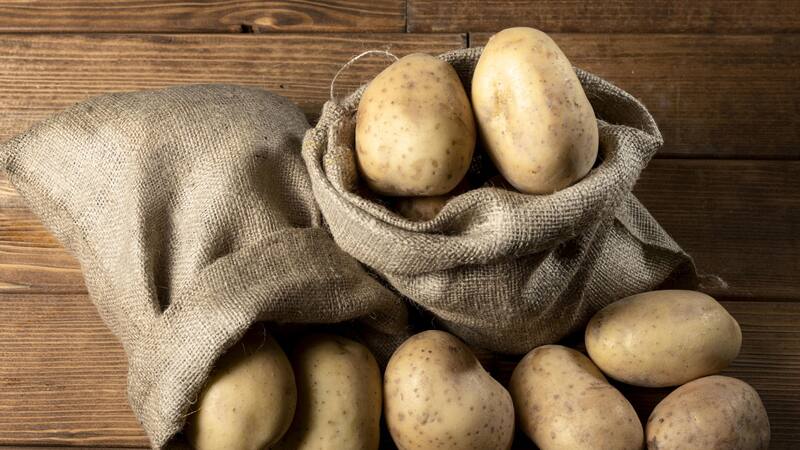 Conserva las patatas lejos de la luz y evitando humedad.