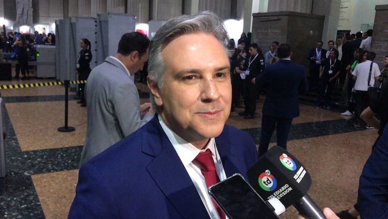 Martín Llaryora anunció la compra de 40.000 notebooks para estudiantes y futuros docentes.