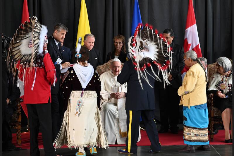 El papa Francisco usa hace meses una silla de ruedas por dolores en la rodilla derecha - EUROPAPRESS