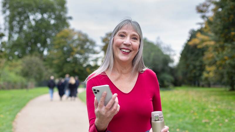 Optimizar tus caminatas te ayuda a aumentar la quema de calorías y mantener el peso bajo control.