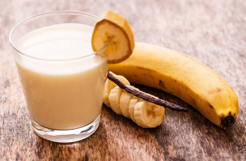 La combinación de banana con almendras en un batido ofrece una buena dosis de proteínas, grasas saludables y otros nutrientes esenciales para empezar el día con energía. (Foto: Freepik)