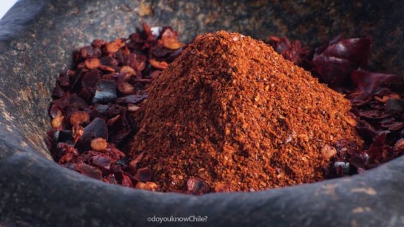 El merkén es elaborado con ají cacho de cabra seco y ahumado, molido con semillas de cilantro y sal.